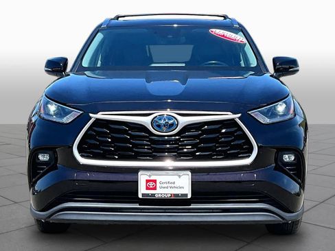 Certified 2021 Toyota Highlander XLE AWD/4WD image 3