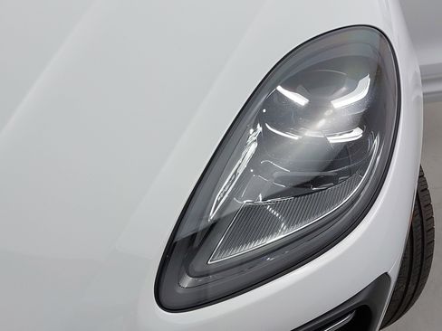 Used 2023 Porsche Macan Turbo image 34