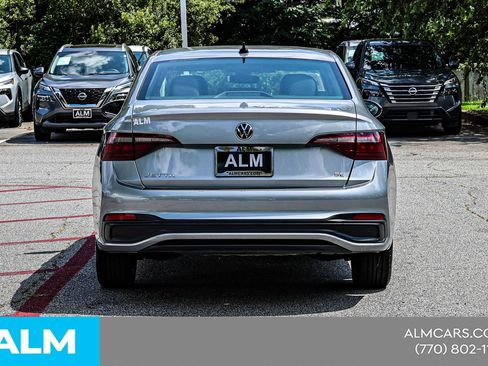Used 2024 Volkswagen Jetta SE FWD image 13