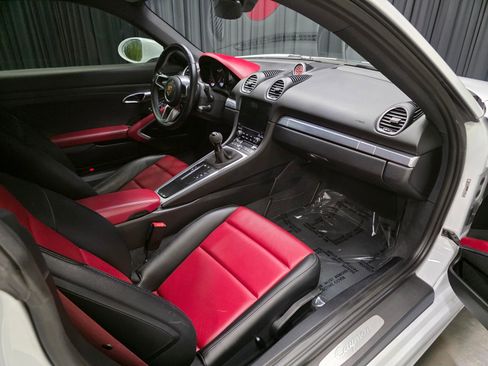 Used 2017 Porsche 718 Cayman RWD image 32
