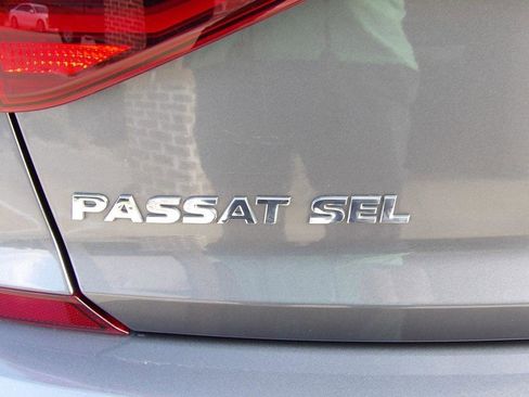 Used 2017 Volkswagen Passat 1.8T SEL Premium FWD image 34