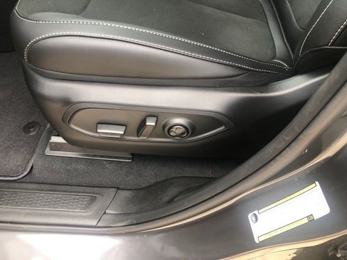 New 2025 Jeep Grand Cherokee Altitude image 13