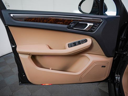 Certified 2025 Porsche Macan image 27