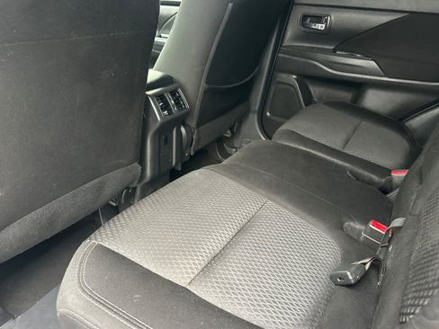 Used 2019 Mitsubishi Outlander ES image 4