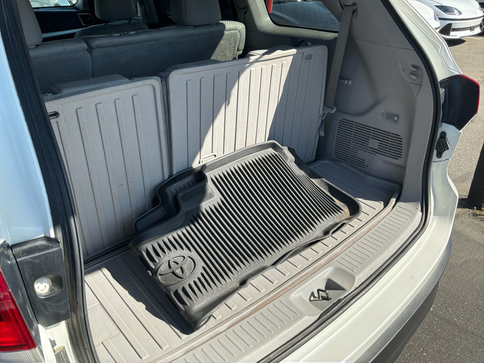 Used 2018 Toyota Highlander LE FWD image 25