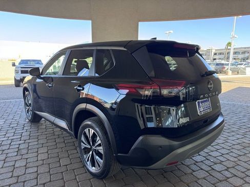 Used 2023 Nissan Rogue SV image 3