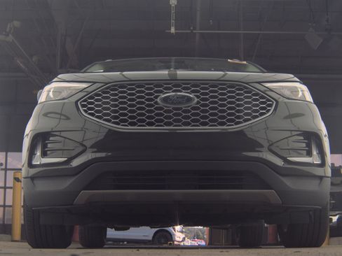 Used 2023 Ford Edge SEL w/ Convenience Package AWD/4WD image 3