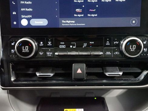 Used 2023 Toyota Highlander Limited image 20