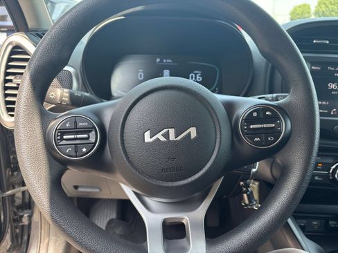 Used 2025 Kia Soul LX w/ LX Technology Package FWD image 25