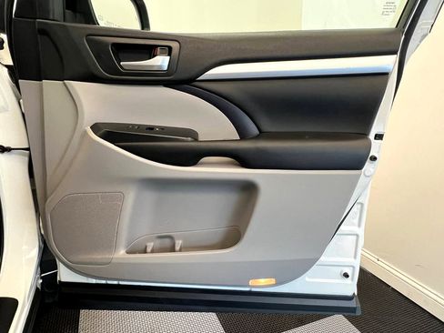 Used 2019 Toyota Highlander XLE image 12