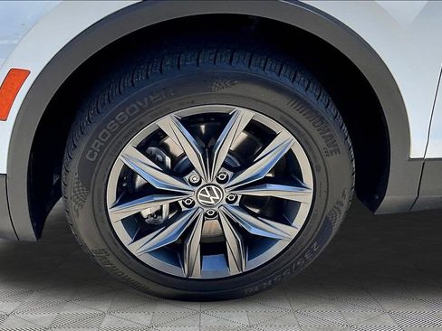 Used 2022 Volkswagen Tiguan SE w/ Panoramic Sunroof Package FWD image 34