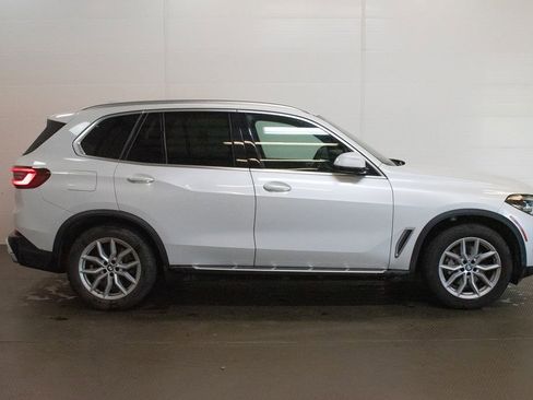 Certified 2022 BMW X5 xDrive40i w/ Premium Package AWD/4WD image 3