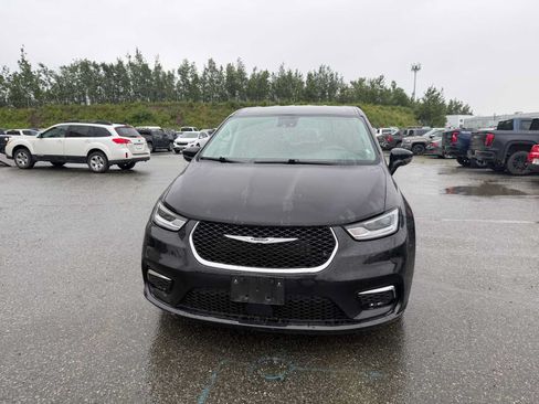 Used 2023 Chrysler Pacifica Touring-L FWD image 4