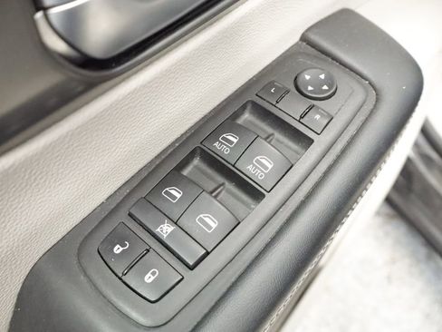 Certified 2023 Chrysler Pacifica Touring-L FWD image 28