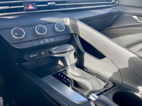 Used 2025 Hyundai Elantra SE image 14