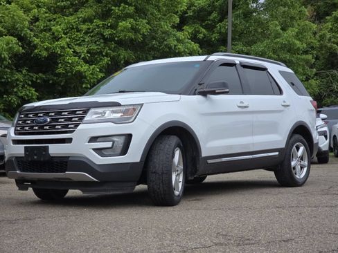 Used 2016 Ford Explorer XLT w/ Equipment Group 201A AWD/4WD image 12