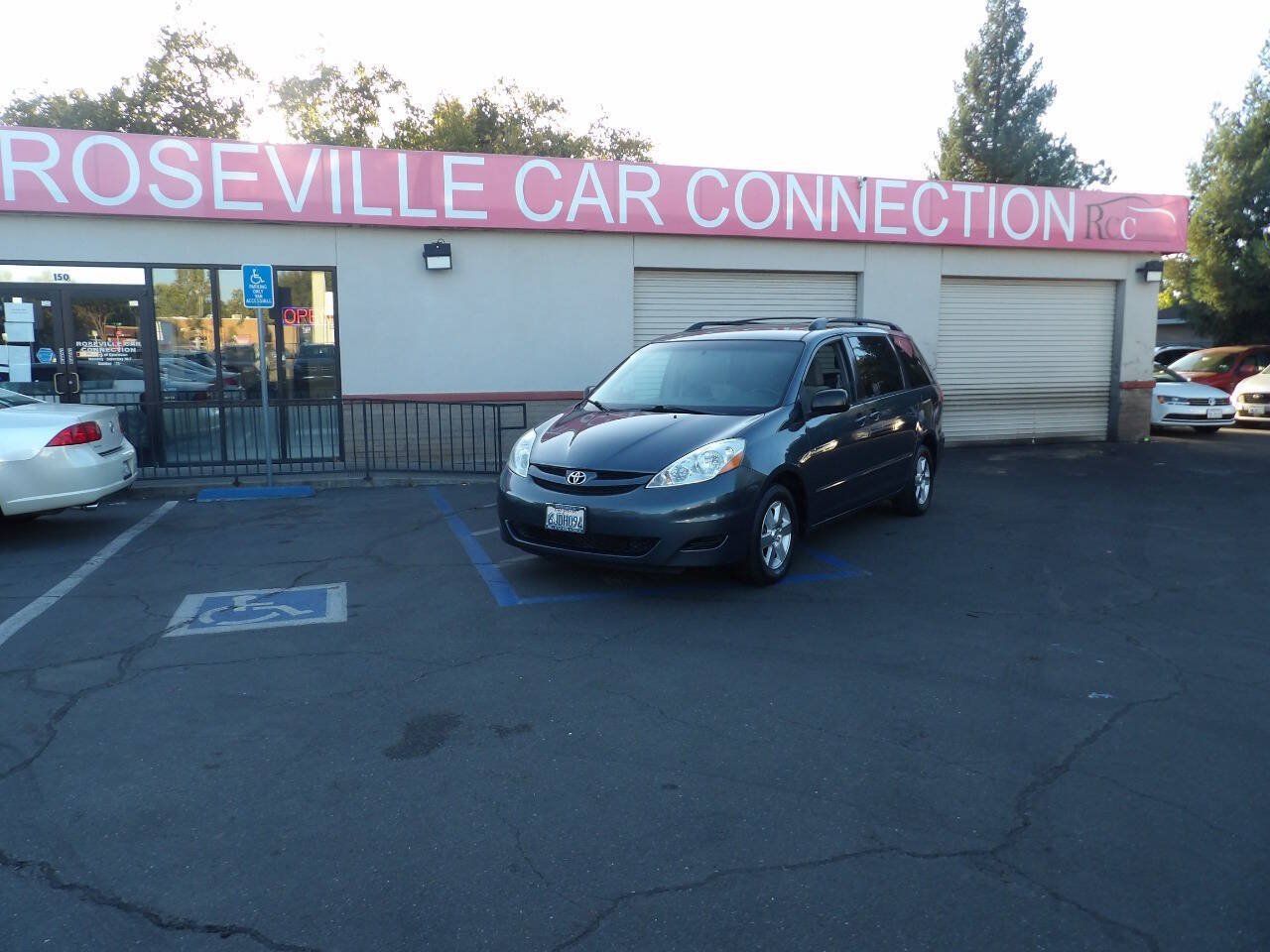 Used 2009 Toyota Sienna LE FWD image 1
