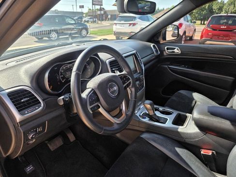 Used 2017 Jeep Grand Cherokee Altitude RWD image 12