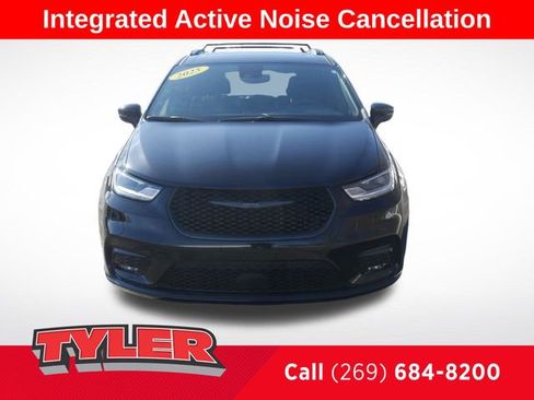 Certified 2025 Chrysler Pacifica Limited image 2