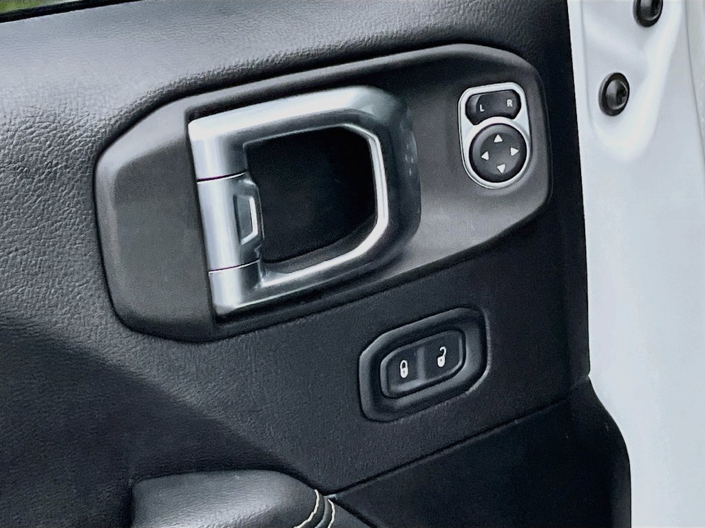 Used 2022 Jeep Wrangler Unlimited Sahara w/ Cold Weather Group AWD/4WD image 18