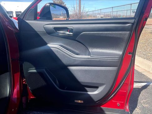 Used 2020 Toyota Highlander XLE image 23