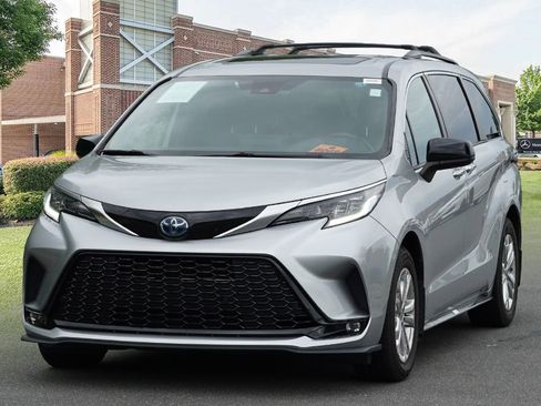 Used 2022 Toyota Sienna XSE AWD/4WD image 4