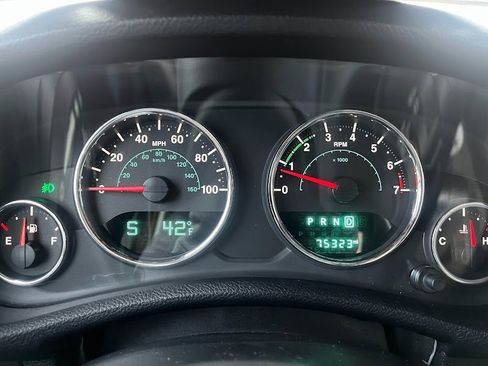 Used 2017 Jeep Wrangler Unlimited Rubicon w/ Connectivity Group image 13