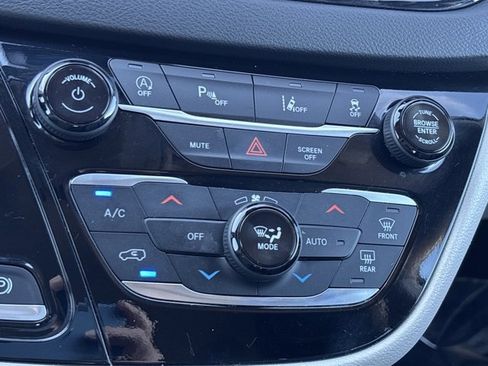 Used 2024 Chrysler Pacifica Touring-L image 38