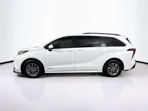 Used 2021 Toyota Sienna LE w/ LE Plus Package image 9