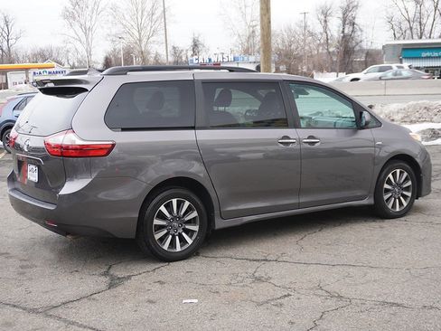 Used 2018 Toyota Sienna XLE w/ XLE Navigation Package image 12