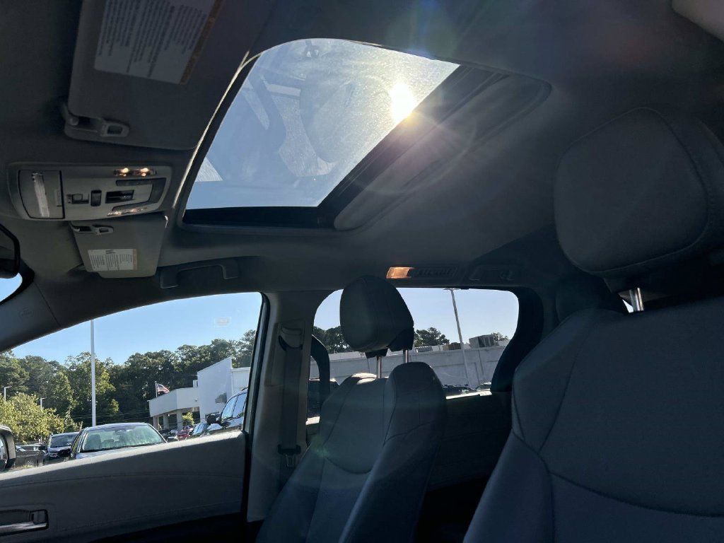 Used 2021 Toyota Sienna XLE FWD image 27
