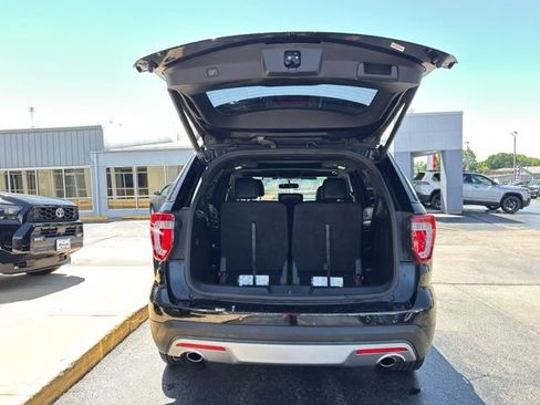Used 2017 Ford Explorer XLT w/ Equipment Group 202A AWD/4WD image 9