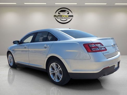 Used 2018 Ford Taurus SE image 5