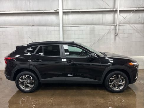 Used 2025 Chevrolet Trax LT w/ LT Convenience Package image 27