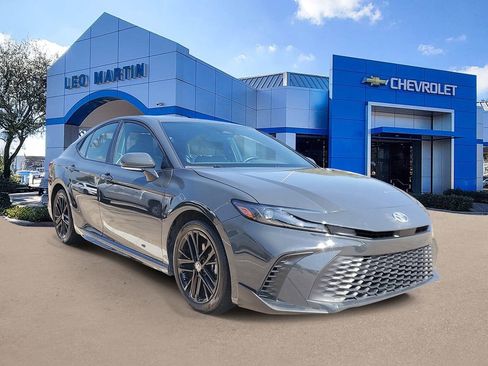 Used 2025 Toyota Camry SE image 2