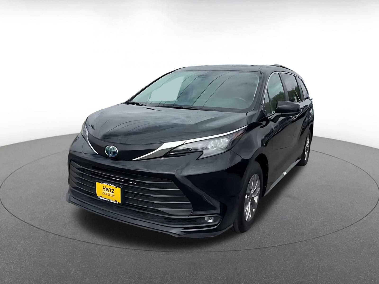 Used 2025 Toyota Sienna XLE FWD image 6