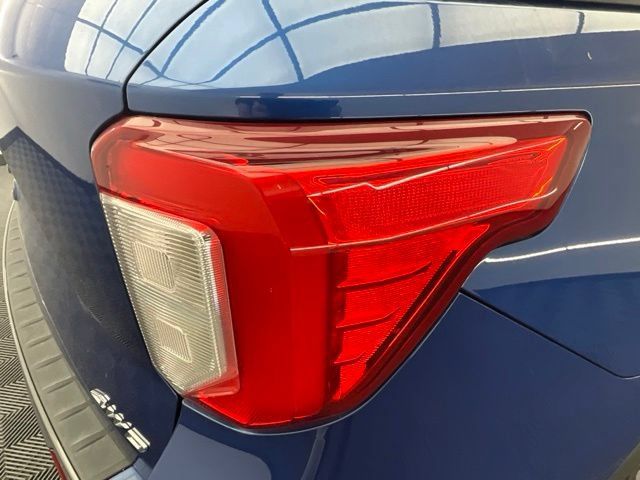 Used 2022 Ford Explorer XLT w/ Equipment Group 202A AWD/4WD image 19