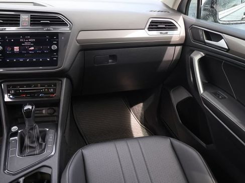Certified 2023 Volkswagen Tiguan SE w/ Panoramic Sunroof Package FWD image 17
