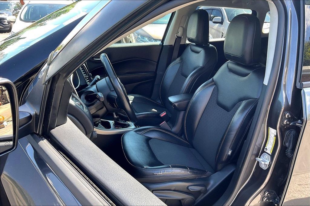 Used 2018 Jeep Compass Latitude w/ Cold Weather Group AWD/4WD image 24