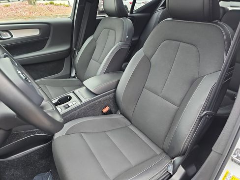 Used 2020 Volvo XC40 T5 Momentum image 16