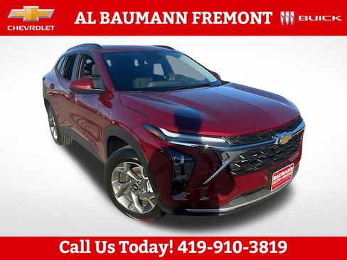 Used 2025 Chevrolet Trax LT FWD image 1