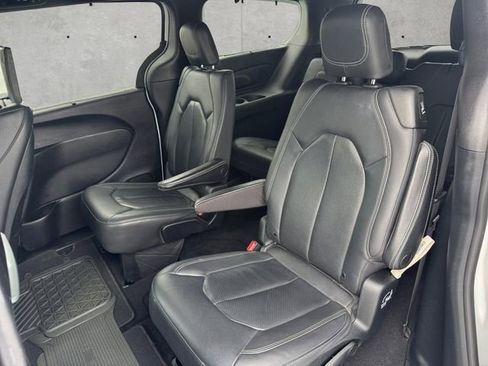 Used 2020 Chrysler Pacifica Touring-L Plus image 22