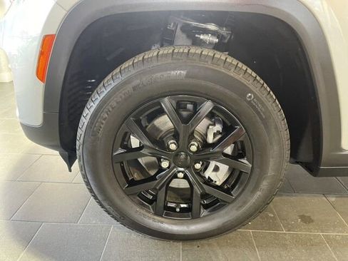 Used 2024 Jeep Grand Cherokee Altitude image 35