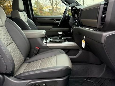 Used 2025 Chevrolet Silverado 1500 ZR2 w/ Technology Package image 18