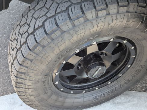 Used 2018 Toyota Tacoma TRD Off-Road w/ Technology Package AWD/4WD image 43