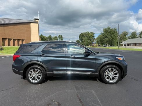 Used 2022 Ford Explorer Limited w/ Equipment Group 301A AWD/4WD image 2