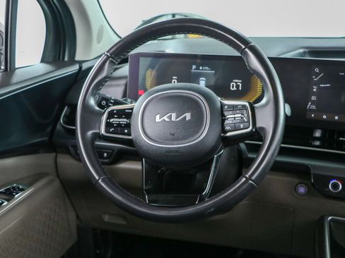 Used 2025 Kia Carnival FWD image 12