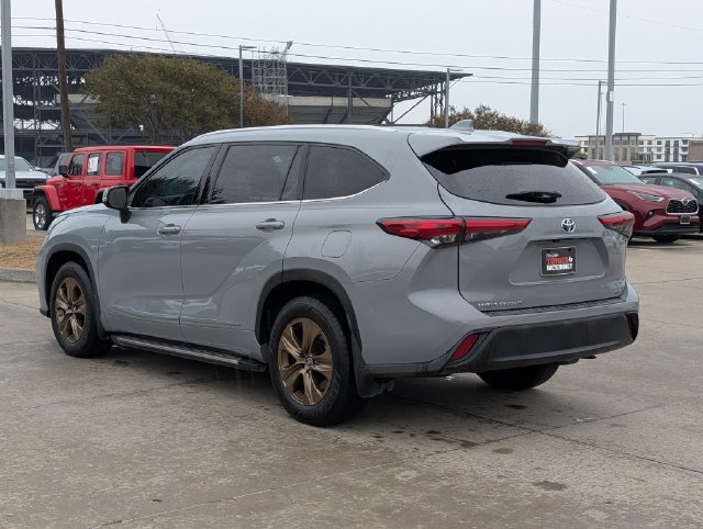 Used 2022 Toyota Highlander Bronze Edition FWD image 9