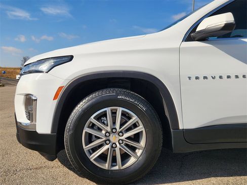 Used 2023 Chevrolet Traverse LT image 9