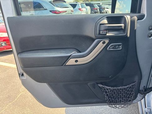 Used 2016 Jeep Wrangler Unlimited Sahara image 13